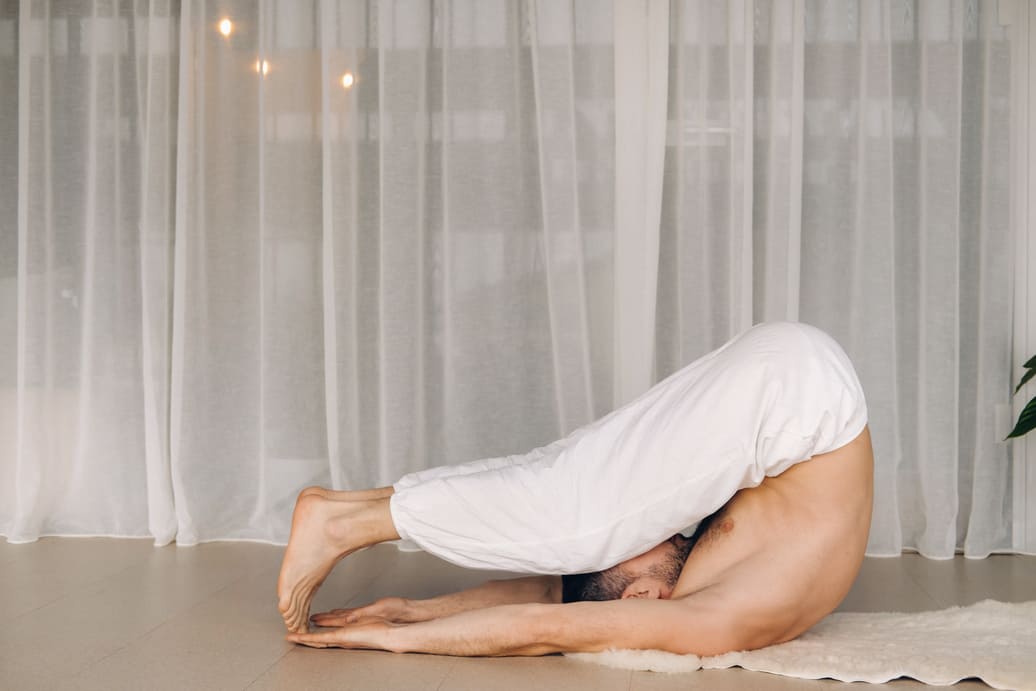 Wykonując różne pozycje jogi, w tym stanie na głowie można nabawiać się kontuzji kręgosłupa szyjnego, już profilaktyczne przyjmowanie kolagenu może temu zapobiec.