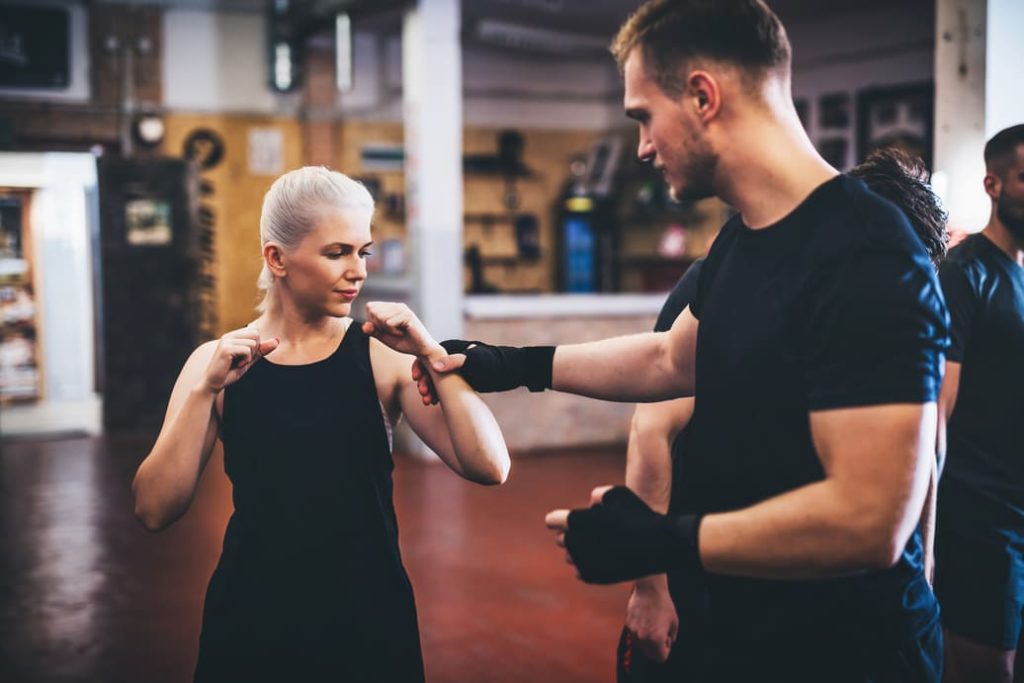 Samoobrona może prowadzić do urazów stawów, dlatego jeszcze przed rozpoczęciem treningów warto poprawić ich wytrzymałość stosując suplement kolagenu.