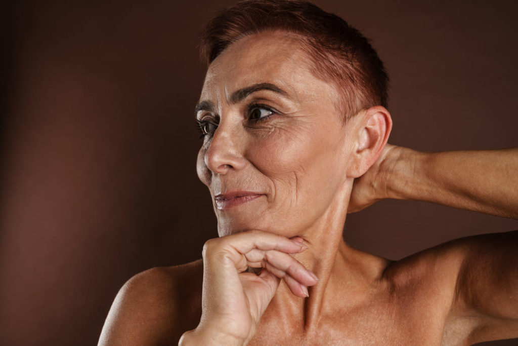 kobieta-po-50-roku-zycia-z-drobnymi-zmarszczkami