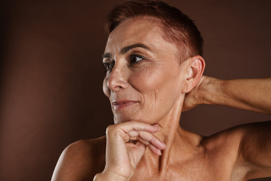 kobieta-po-50-roku-zycia-z-drobnymi-zmarszczkami