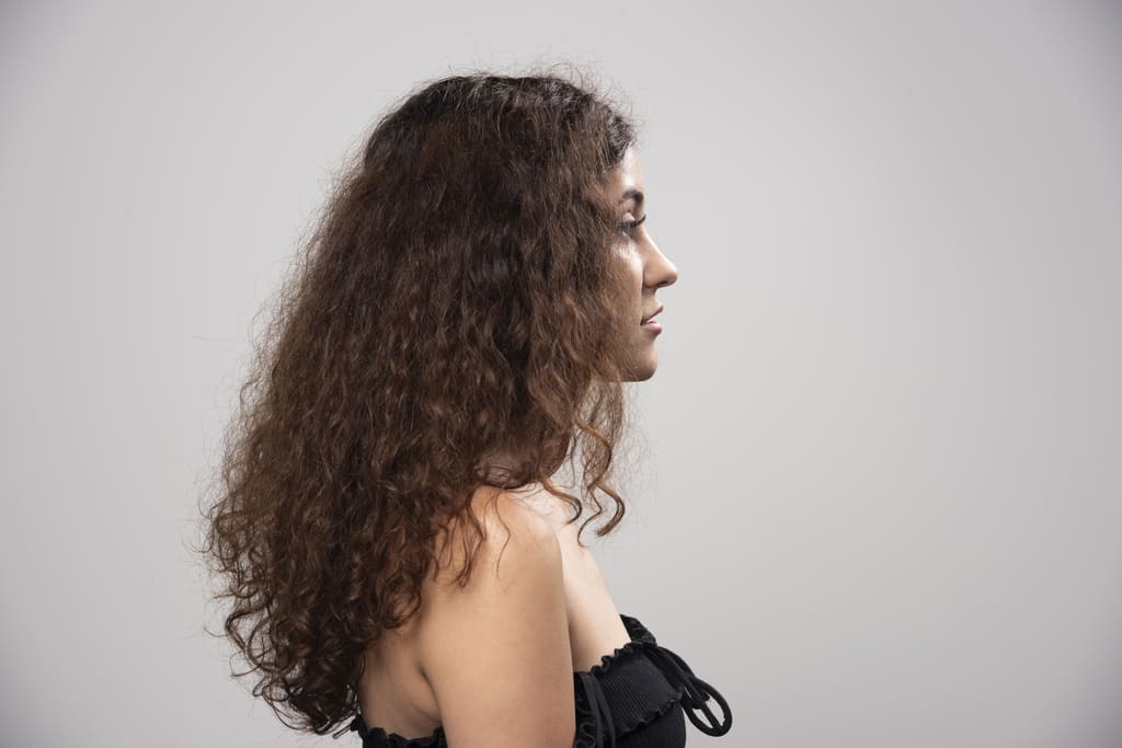 Koenzym Q10 działając na poziomie komórkowym przeciwdziała starzeniu się skóry i wypadaniu włosów.