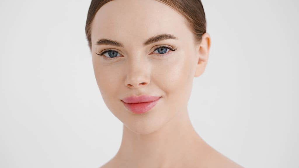 Kosmetyki przeciwzmarszczkowe zawierające koenzym Q10 zapobiegają tworzeniu się zmarszczek i utracie elastyczności skóry.