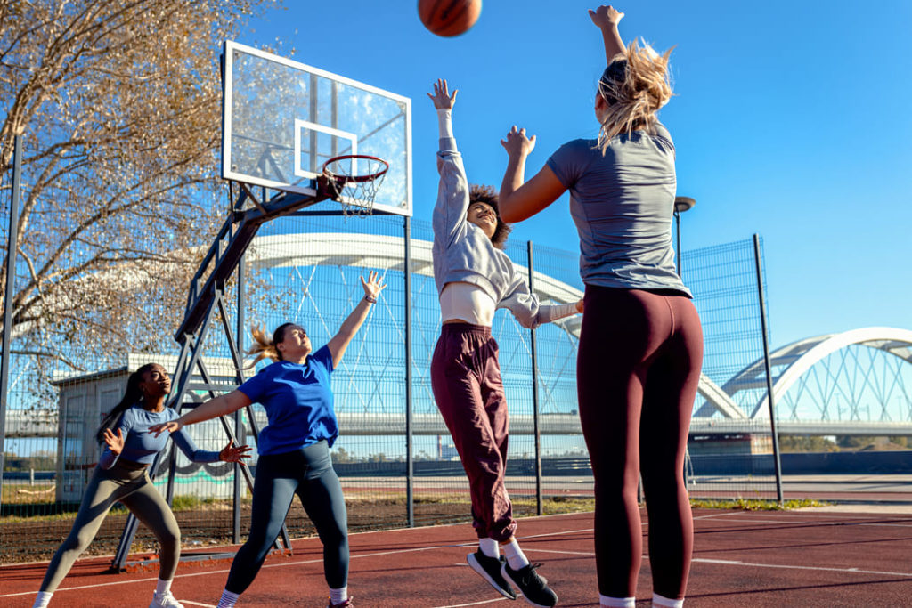 sportowcy-graja-w-koszykowke