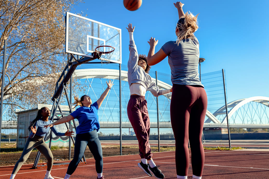 sportowcy-graja-w-koszykowke