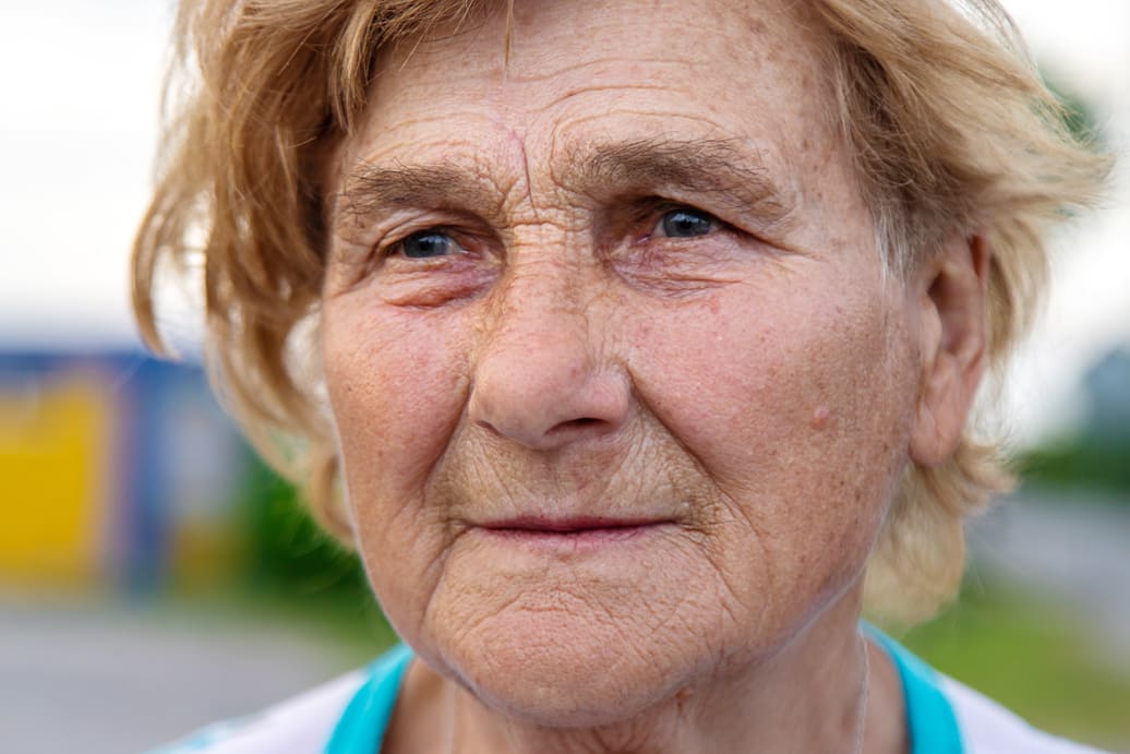 twarz-starszej-kobiety-ze-zmarszczkami